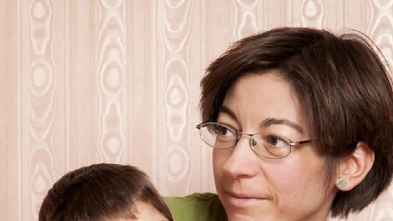 Emelkedik az ápolási díj - Enikő otthon maradhat beteg kisfiával