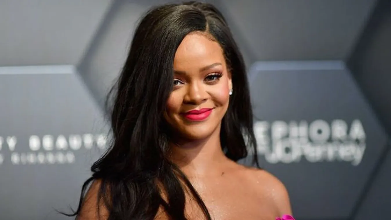 Félmeztelenül pózolt Rihanna - szexi fotók az énekesnőről