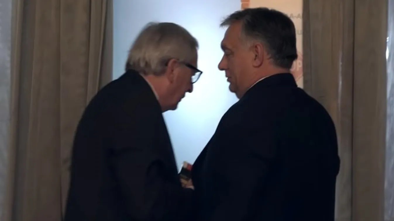 Orbán Viktor sietett a kilincset nem találó Juncker segítségére - videó