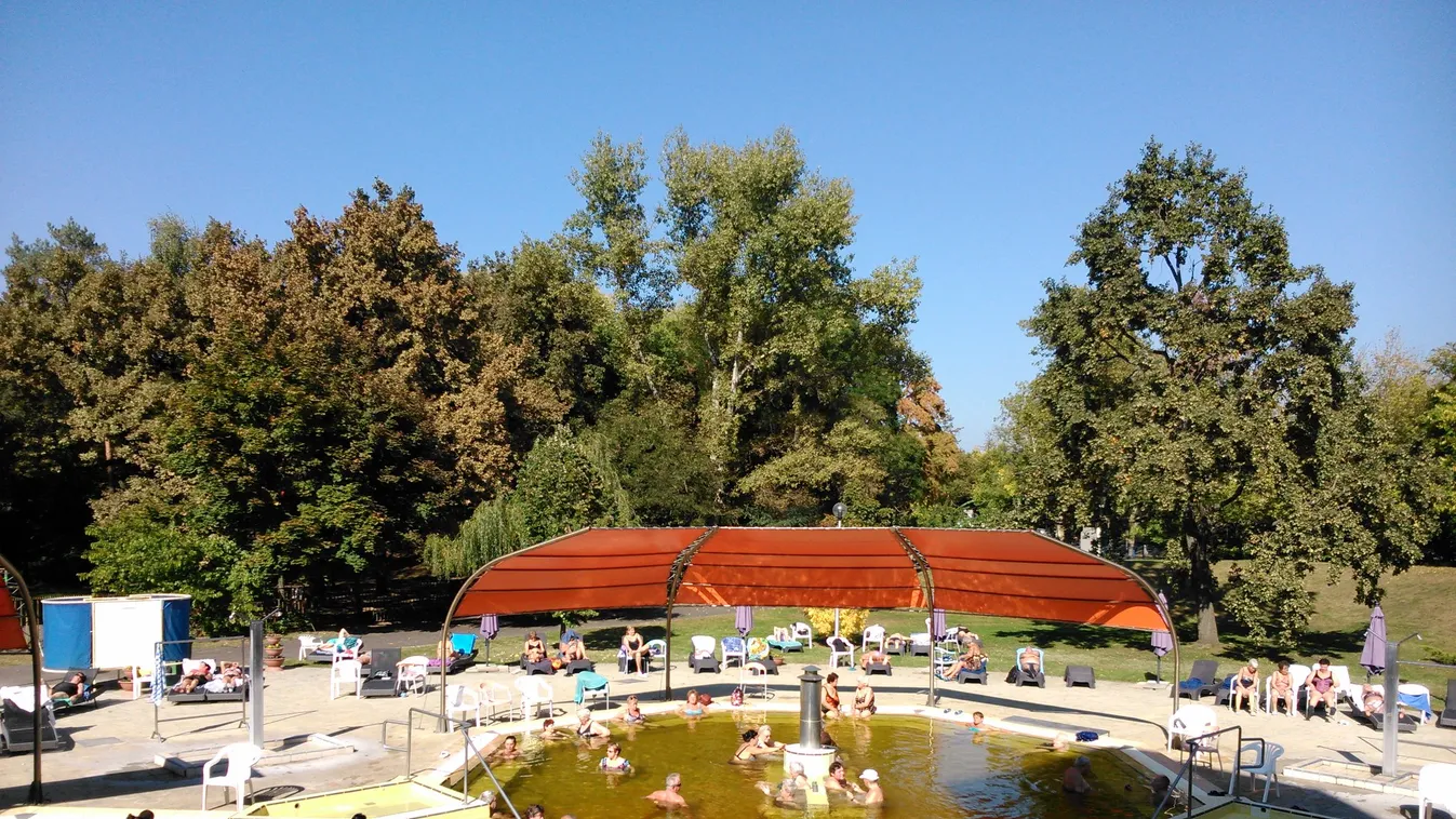 Végre, ismét lazulhatunk az Aquaticum lóhere alakú medencéjében