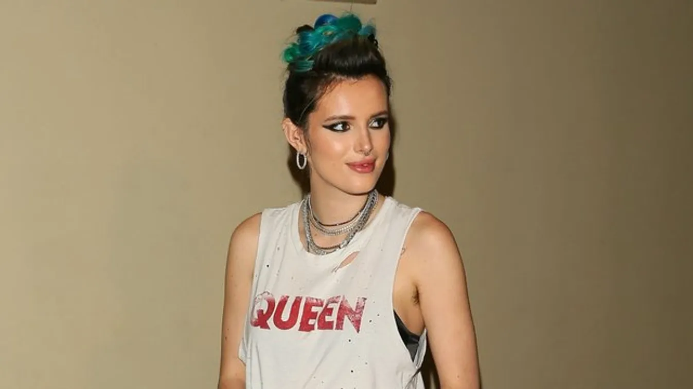 Tejszínhabbal szexizik a totál meztelen Bella Thorne - 18+ videó