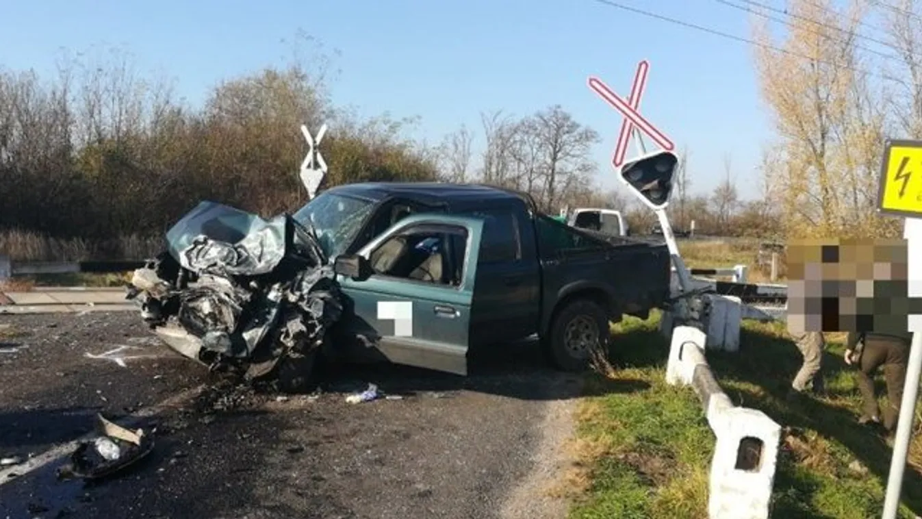 Alig maradt valami a kocsiból a fertőújlaki vonatbaleset után - fotó