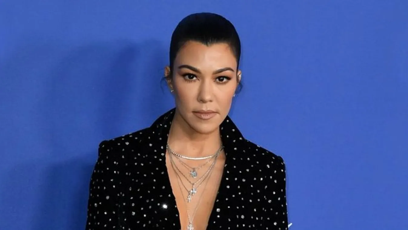 Meztelen fenékkel szexizik a címlapon a legidősebb Kardashian-lány