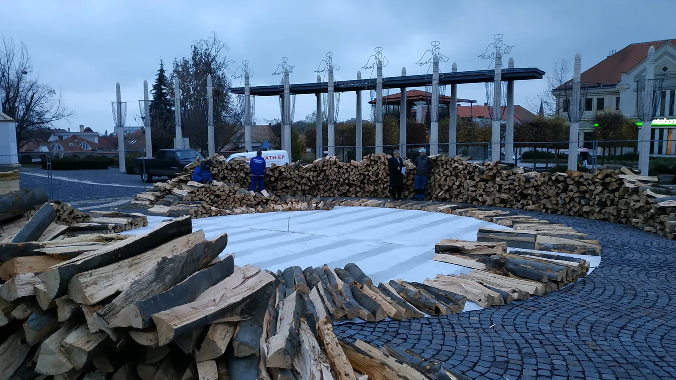 Száz köbméter tűzifából építenek adventi koszorút Keszthelyen
