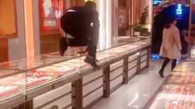 Megőrülnek a kínai bolti eladók ettől az új átveréstől - videó