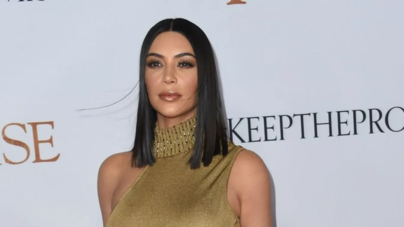 Kim Kardashian családjával és melleivel kíván utólag is boldog karácsonyt