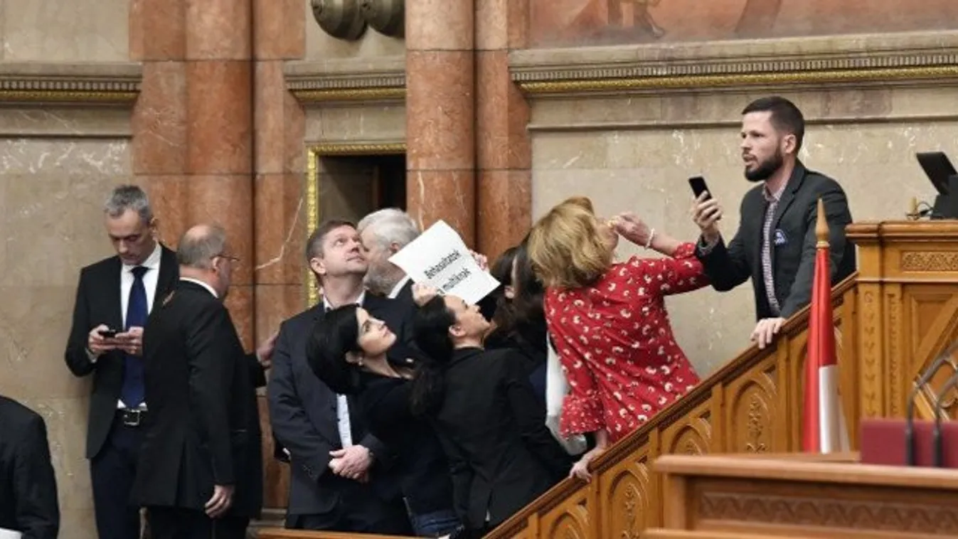 Lipótmezőt csinál az ellenzék a parlamentből