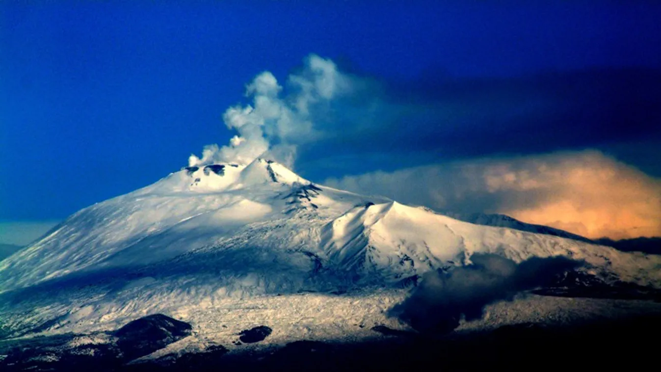 Kitört az Etna, lezárták a cataniai repülőteret