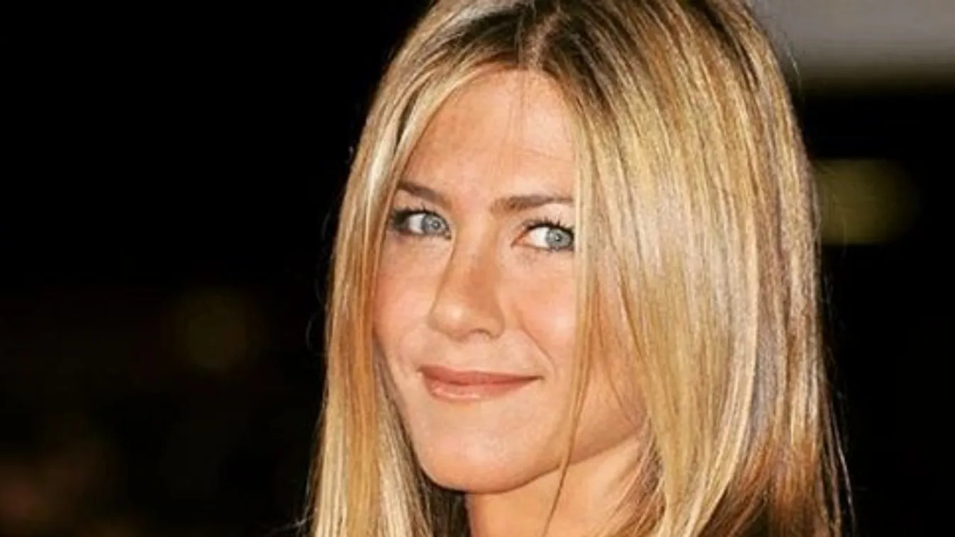 Jennifer Aniston melltartó nélkül szerepel az Elle magazinban
