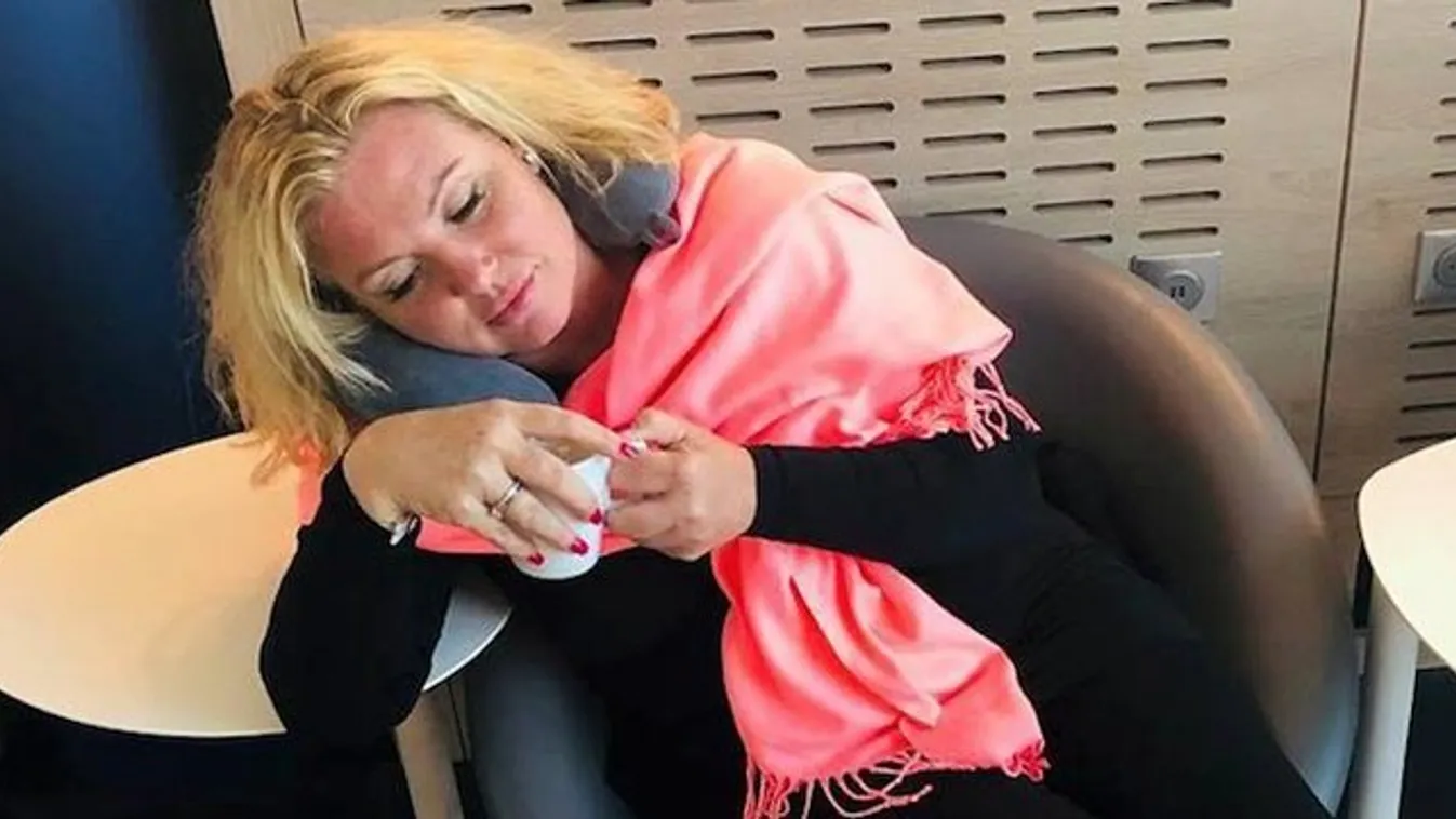 Jót szunyókált Liptai Claudia a reptéren