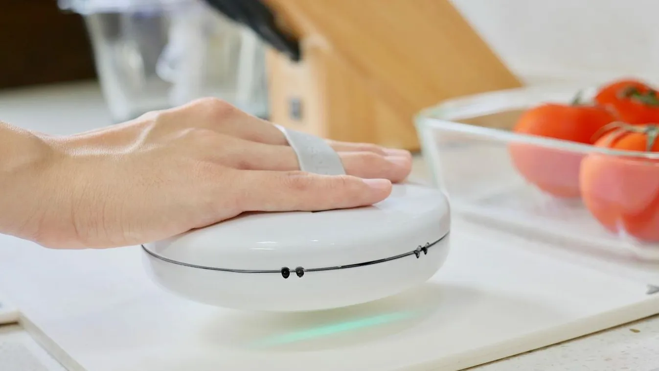 A kis zsebrobot percek alatt kisuvickolja a hotelszobát