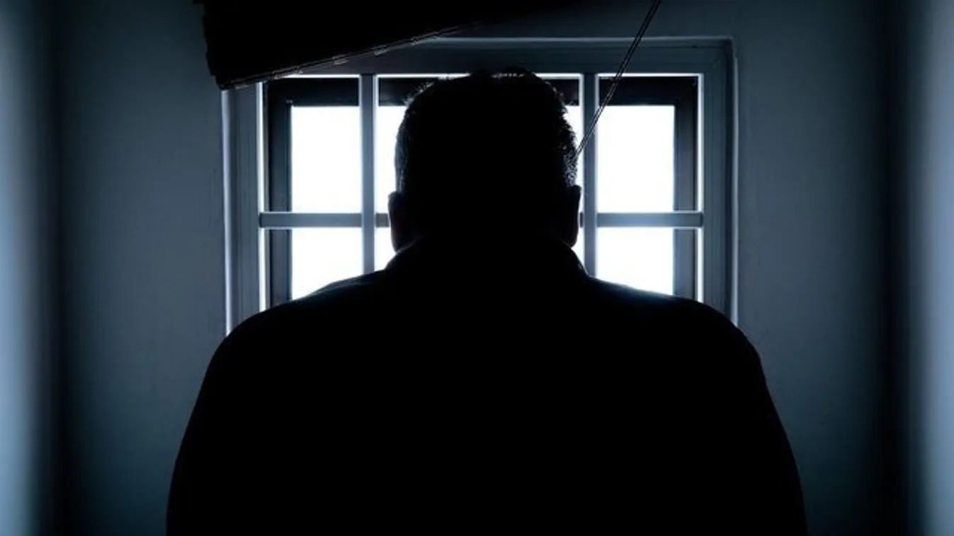 Miután végzett a házigazdával, begyújtott a gyilkos husánggal