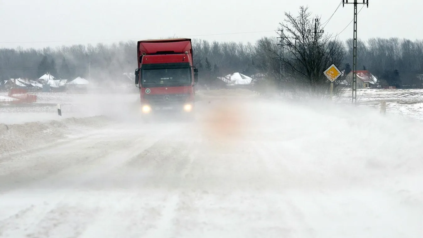 Buszbaleset is történt a havas utakon