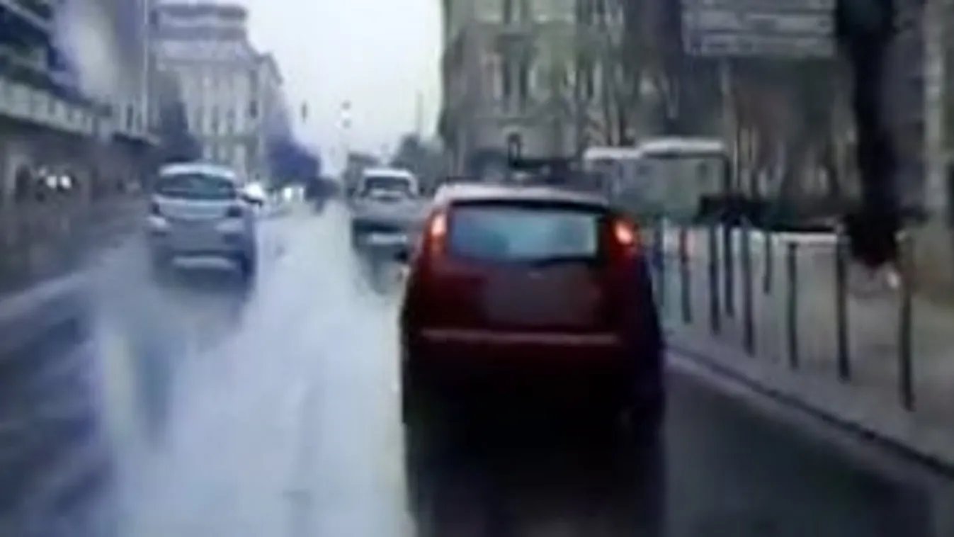 Csoda, hogy nem történt baleset! Villámgyorsan fordultak meg a záróvonalon keresztül Győrben