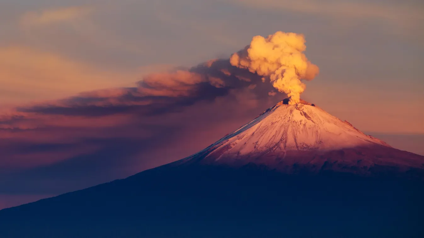 Izzó kődarabokat lő ki magából Popocatépetl vulkán Mexikóban