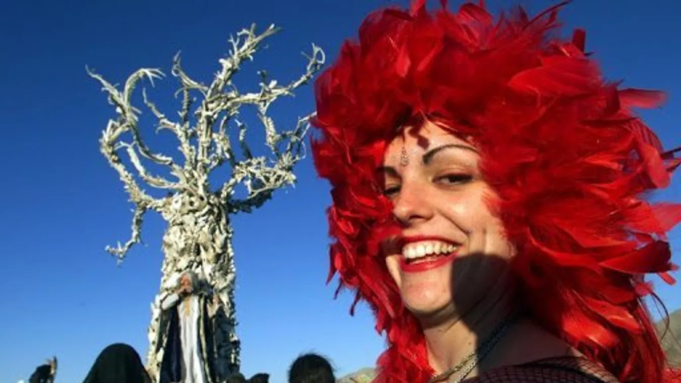 Meztelenül élvezik a sivatagot a Burning Man fesztiválon - Brutál szexi fotók
