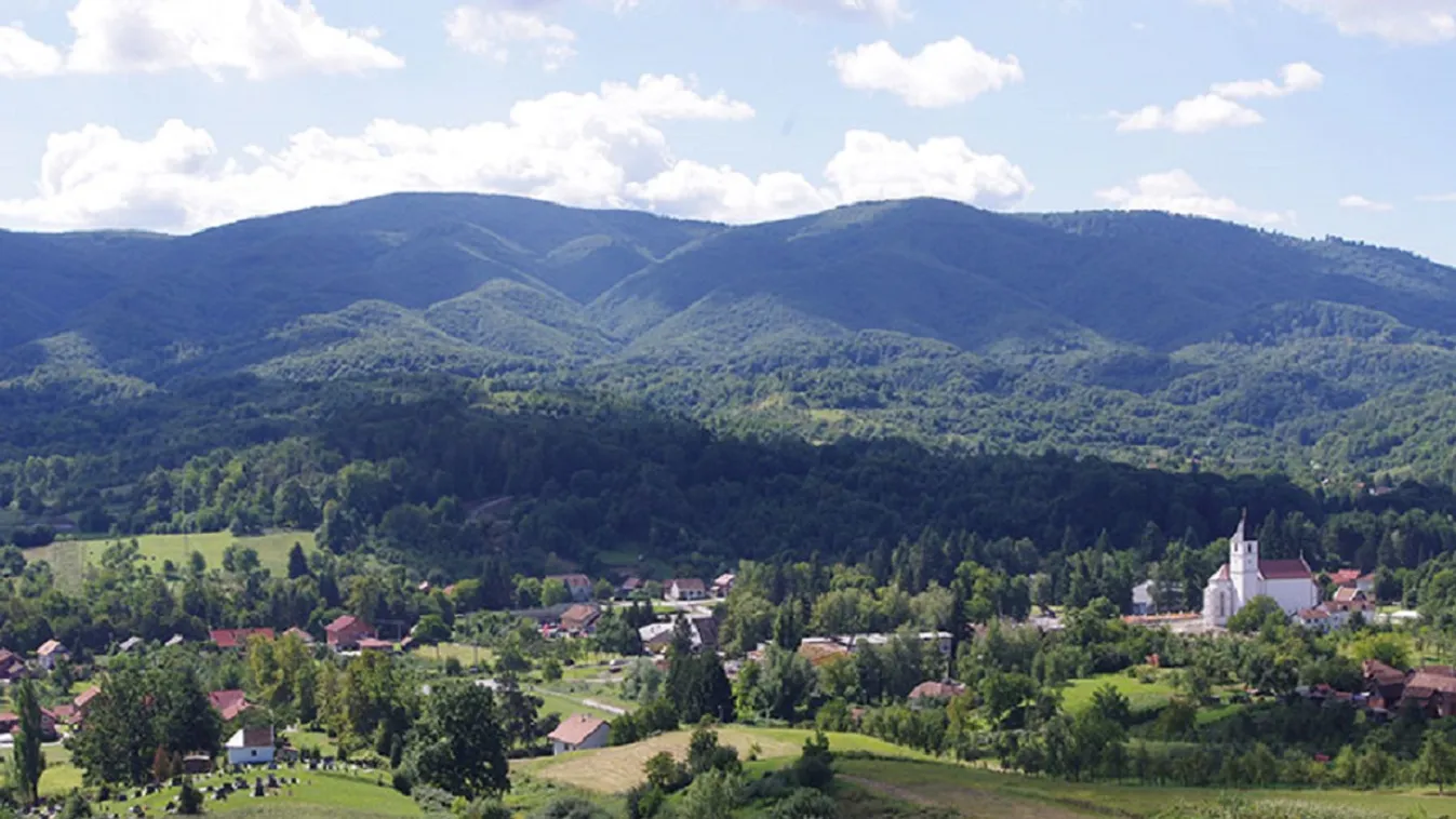 Zöld hőlégballon repíti a turistákat a horvát Papuk Nemzeti Park fölé