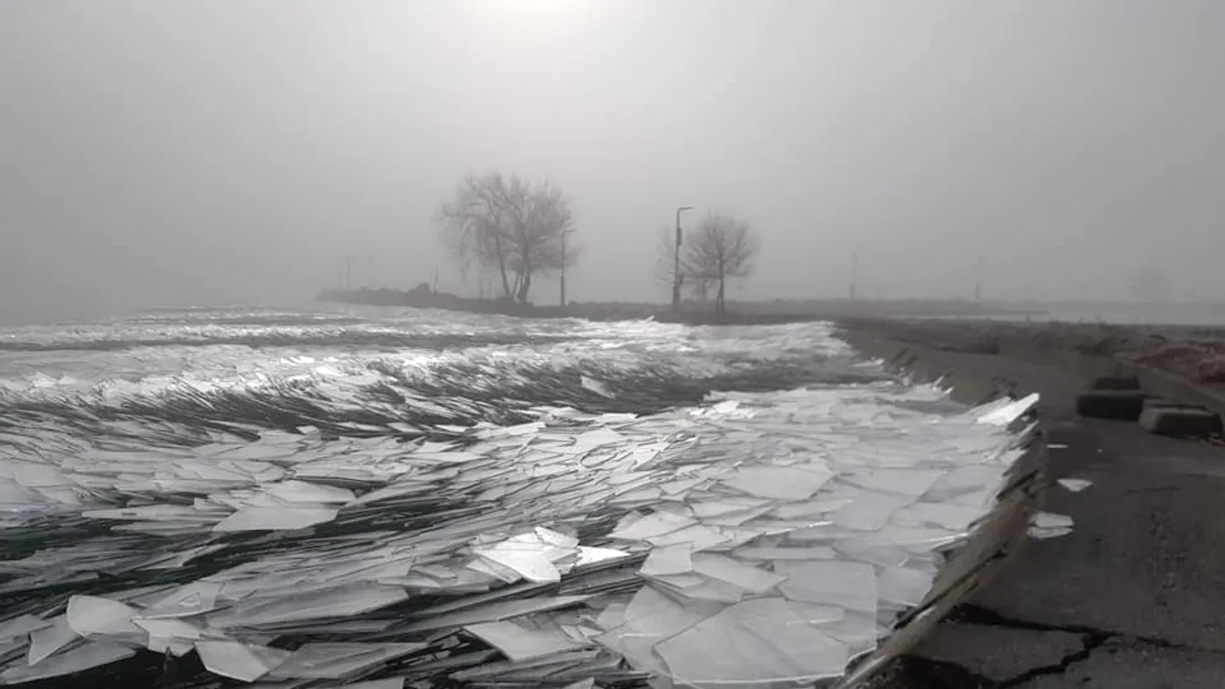 Döbbenetes jégformák torlódtak a révfülöpi Balaton-partra