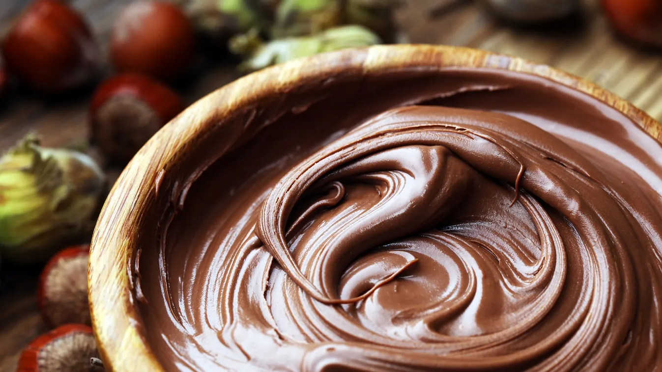 Üvegből kanállal, vagy palacsintába töltve? Jön a Nutella nap
