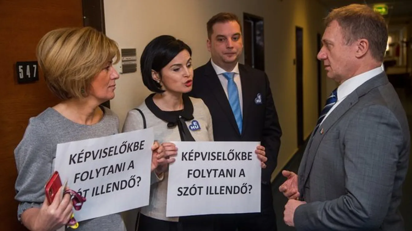 Kunhalmiéknak adjon már valaki egy magyar helyesírási szótárt!