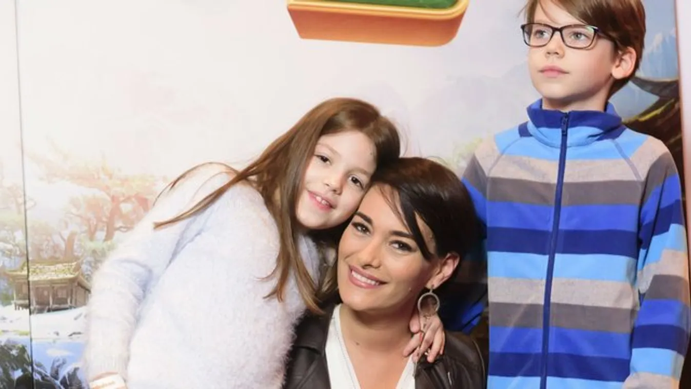 Görög Zita ellenőrzi srácait a világhálón