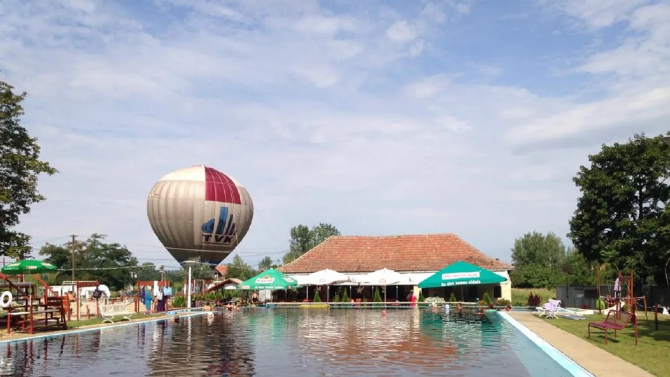 Nézze meg a magasból a tiszaörsiek bájos retró fürdőjét!