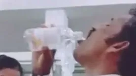 Ez a férfi nem teljesen értette, hogyan is használják az infúziót - videó