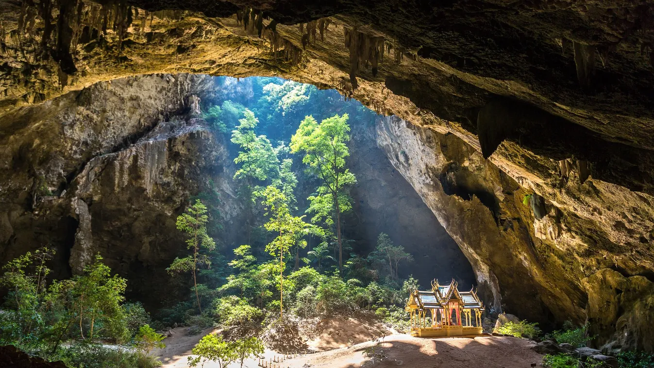 Hegyek gyomrában megbújó építmények, melyekhez turisták ezrei zarándokolnak