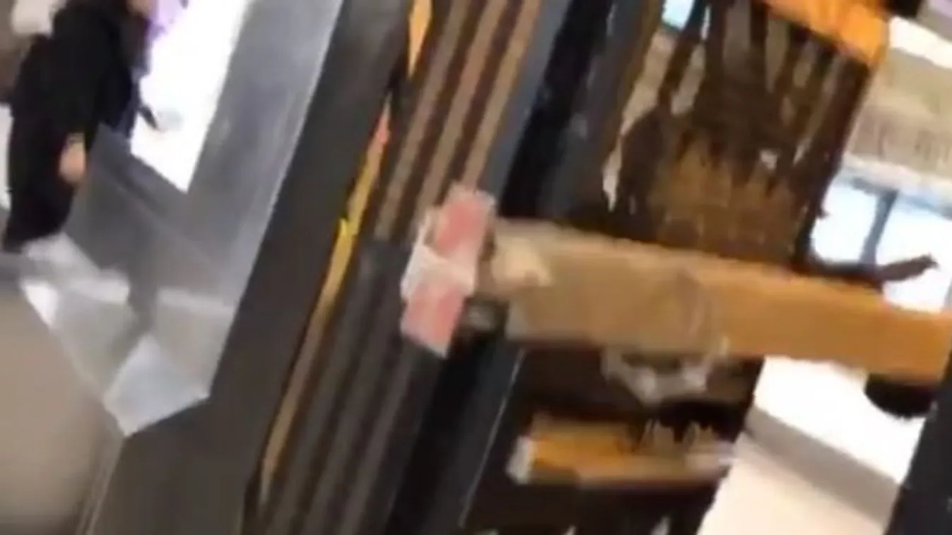 Ez a jelenet a budapesti metrón sosem játszódhatna le - videó