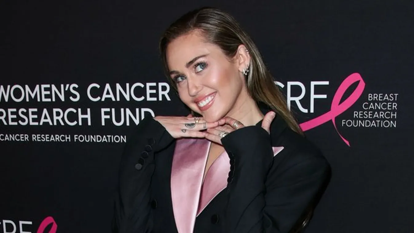 Miley Cyrus pucér fotóval várja a fesztiválszezont - 18+