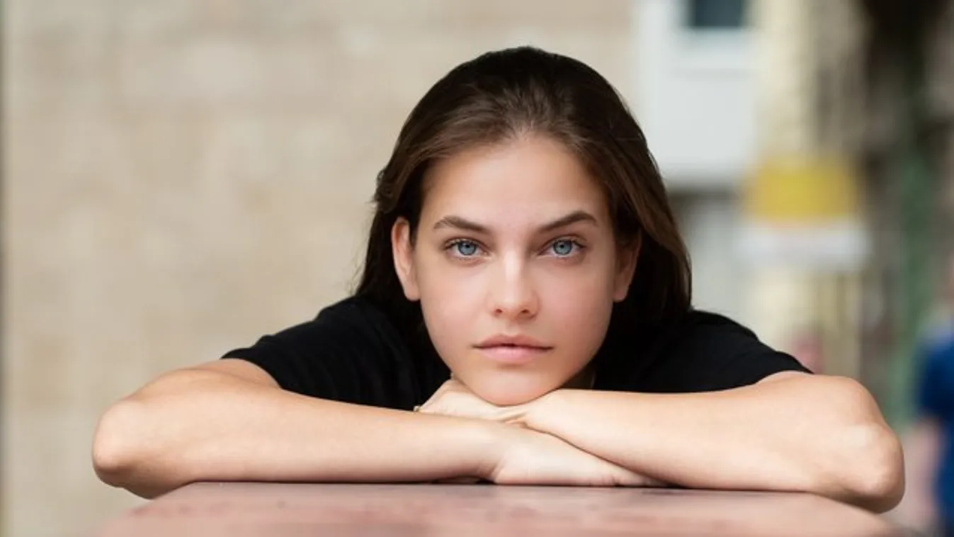 Takarítónőként szexizik Palvin Barbi - fotó