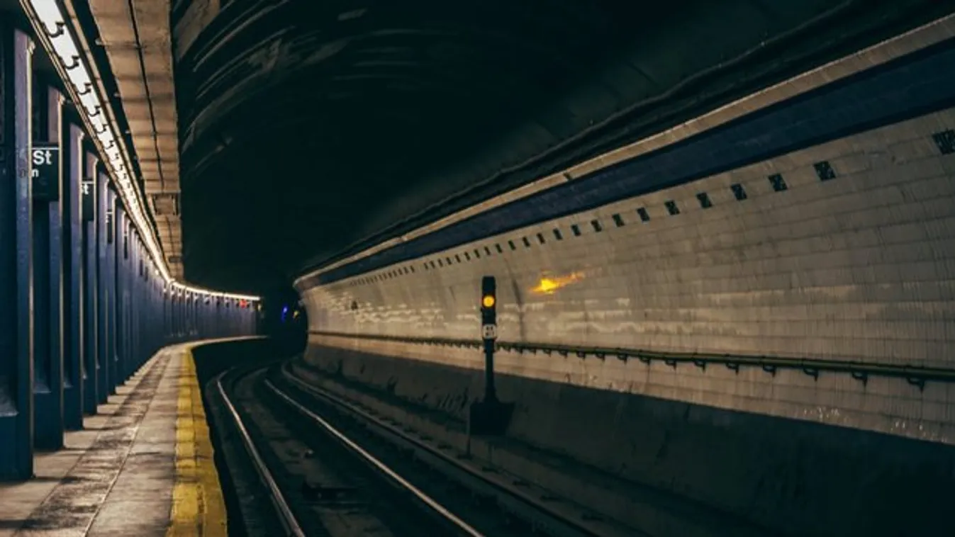 Életfogytiglant kapott a nő, aki metró elé lökött egy fiatalt