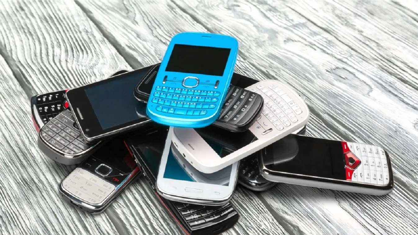Legendás mobiltelefonokból nyílt kiállítás Szegeden