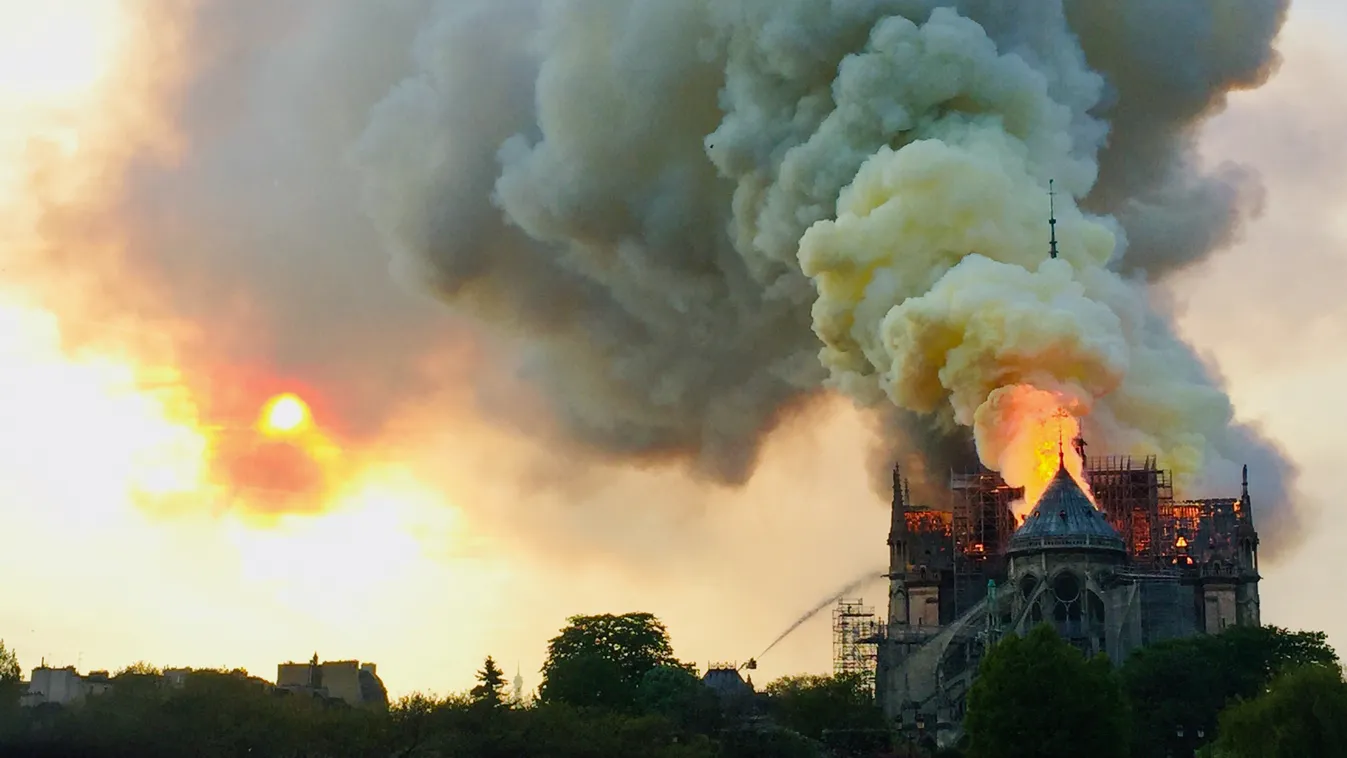Franciák és turisták együtt, térden állva énekeltek a Notre-Dame-ért