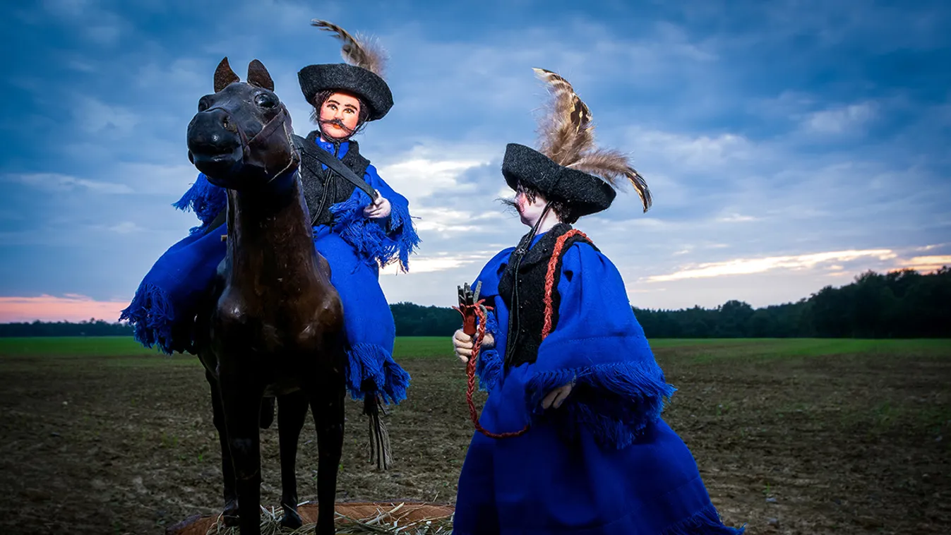 Száz babáját állította ki egy népi iparművész saját, 130 éves őrségi házában