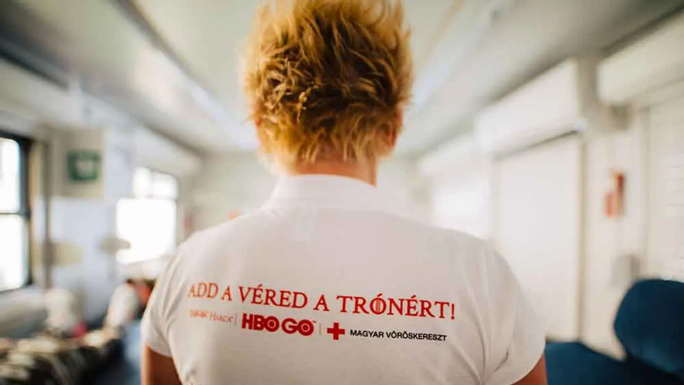 Több száz liter vért adtak a rajongók a vastrónért