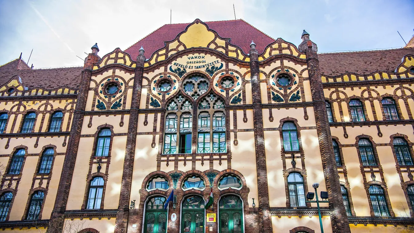 A gyönyörű Vakok Iskoláját is bejárhatjuk a Hosszúlépéssel