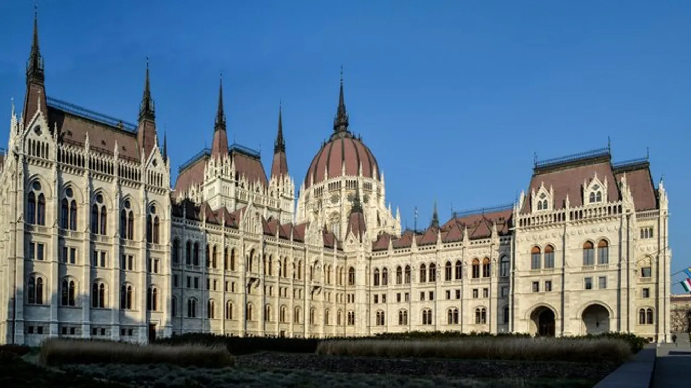Saját tűzoltói vigyázzák az Országházat