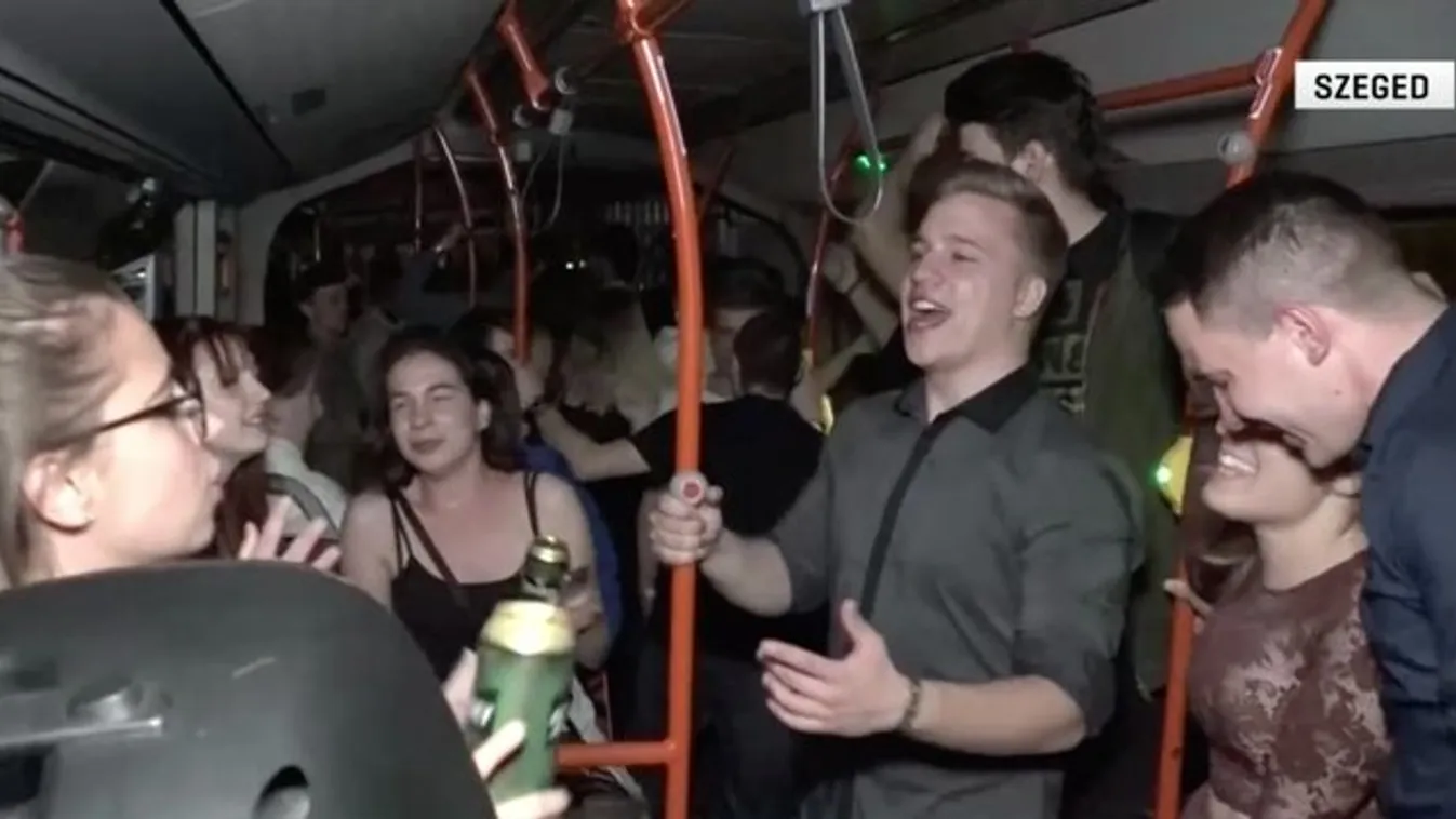 Csuklós busz száguldott a bulizókkal