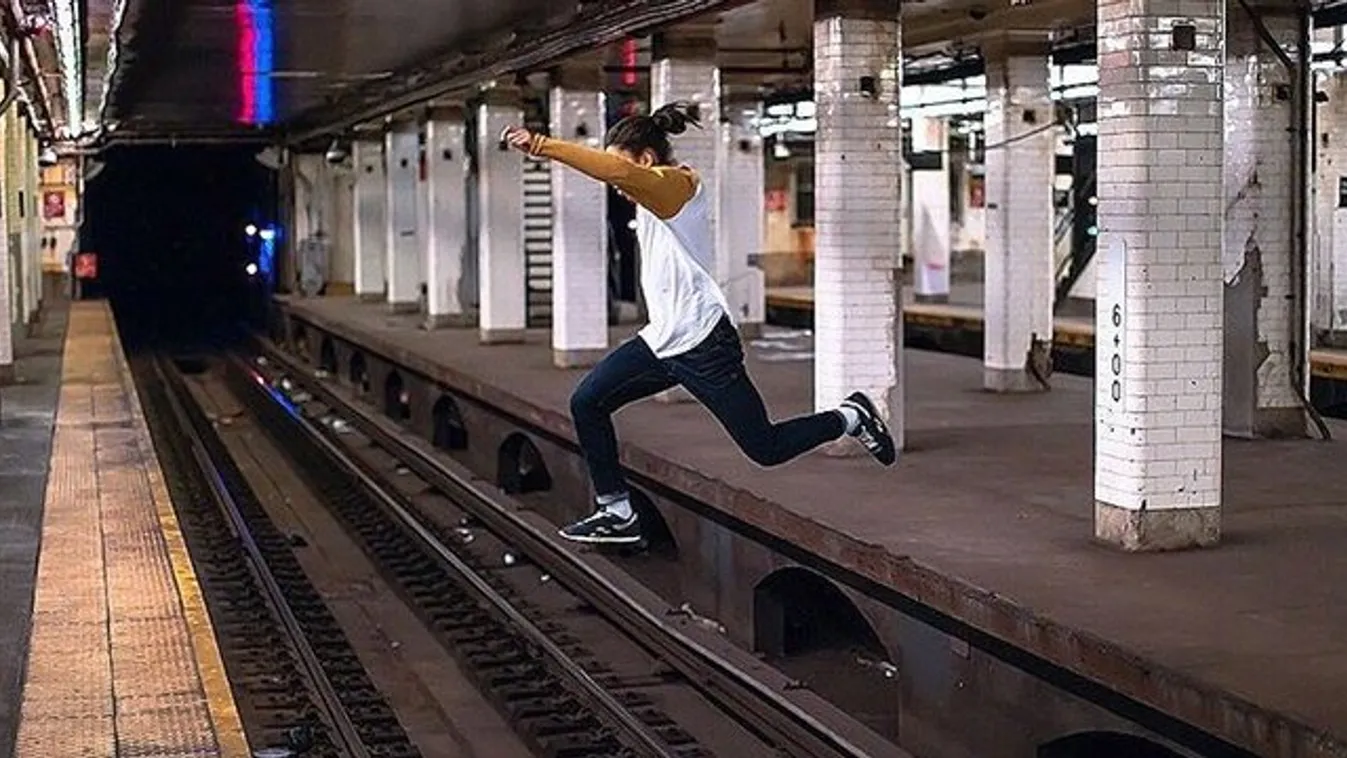 Pókember él: az életét kockáztatja ez a fiú a metrók tetején ugrálva - elképesztő videók