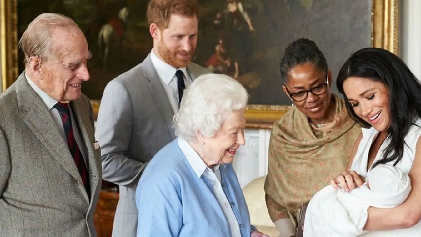Bakik tömkelege tarkította Meghan Markle és Harry herceg kisfiának érkezését