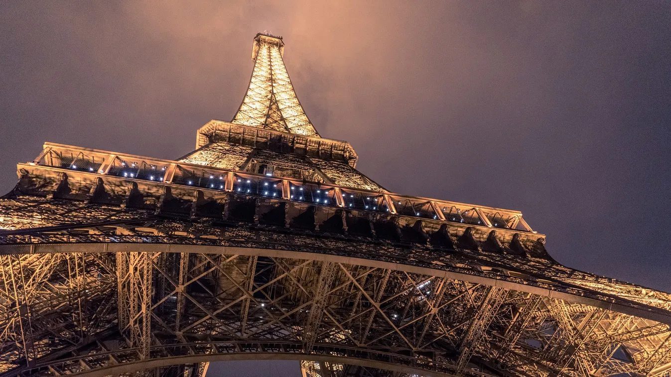 Lezárták az Eiffel-tornyot, miután egy férfi megpróbált felmászni a tetejére