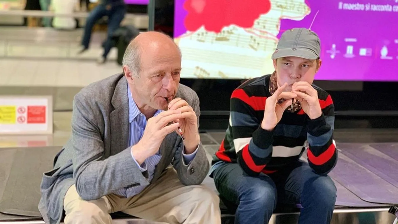 Így gyakorolt a francia reptéren a Fesztiválzenekarral fellépő Grammy-díjas zenész