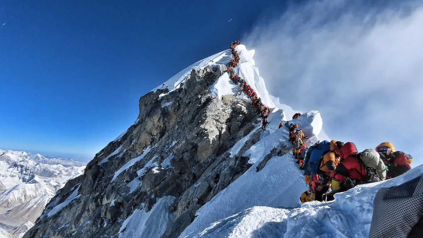 Tolonganak a hegymászók a Mount Everesten, halálos áldozatai is vannak a tömegnek