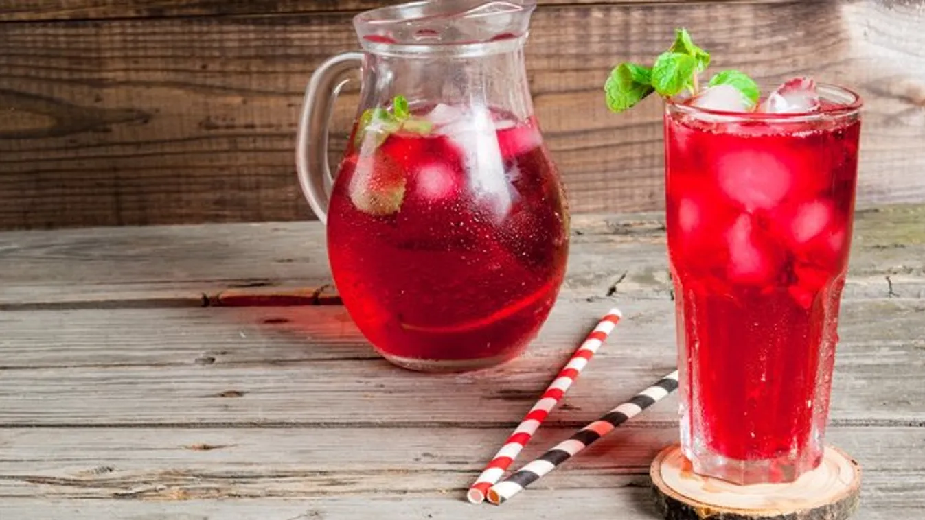 Feldobja a házi szamócaszörpöt az aromás rozmaring