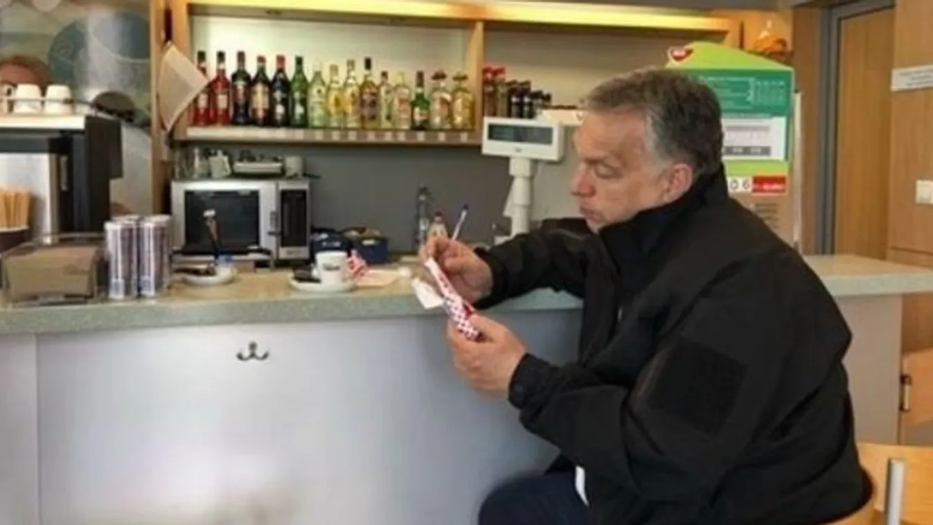 Orbán Vik­tor Szaty­ma­zon, egy Mol-kút­nál a piros pöttyös Túró Ru­di­val