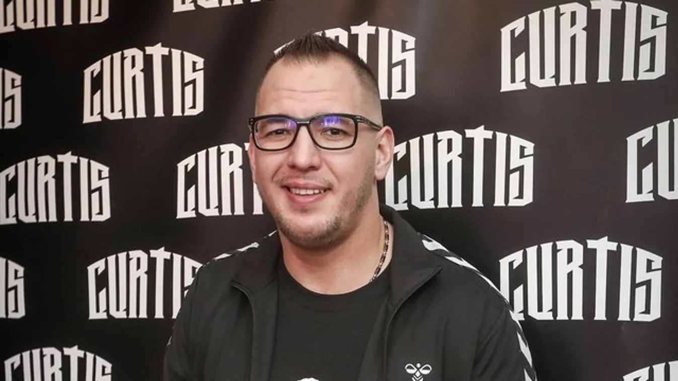 Gratulálunk! Curtis elvette a barátnőjét