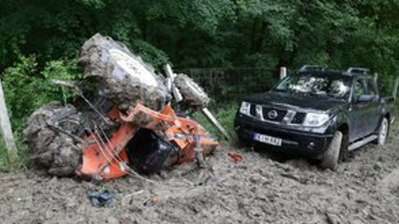 Kaszkadőrt temetett maga alá a traktor