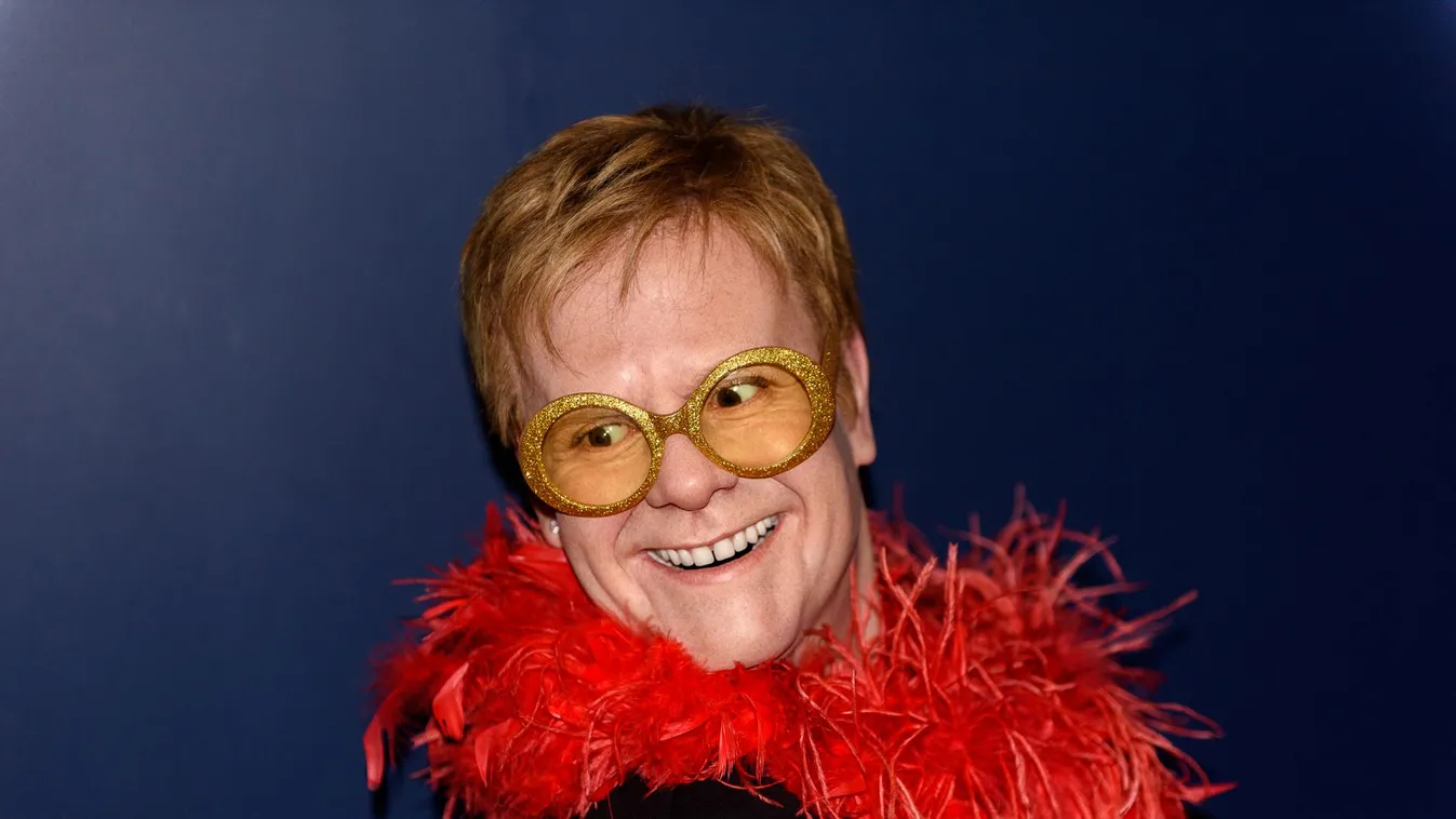 Szmoking helyett strasszos zakóban érkezett Elton John saját életrajzi filmjének bemutatójára