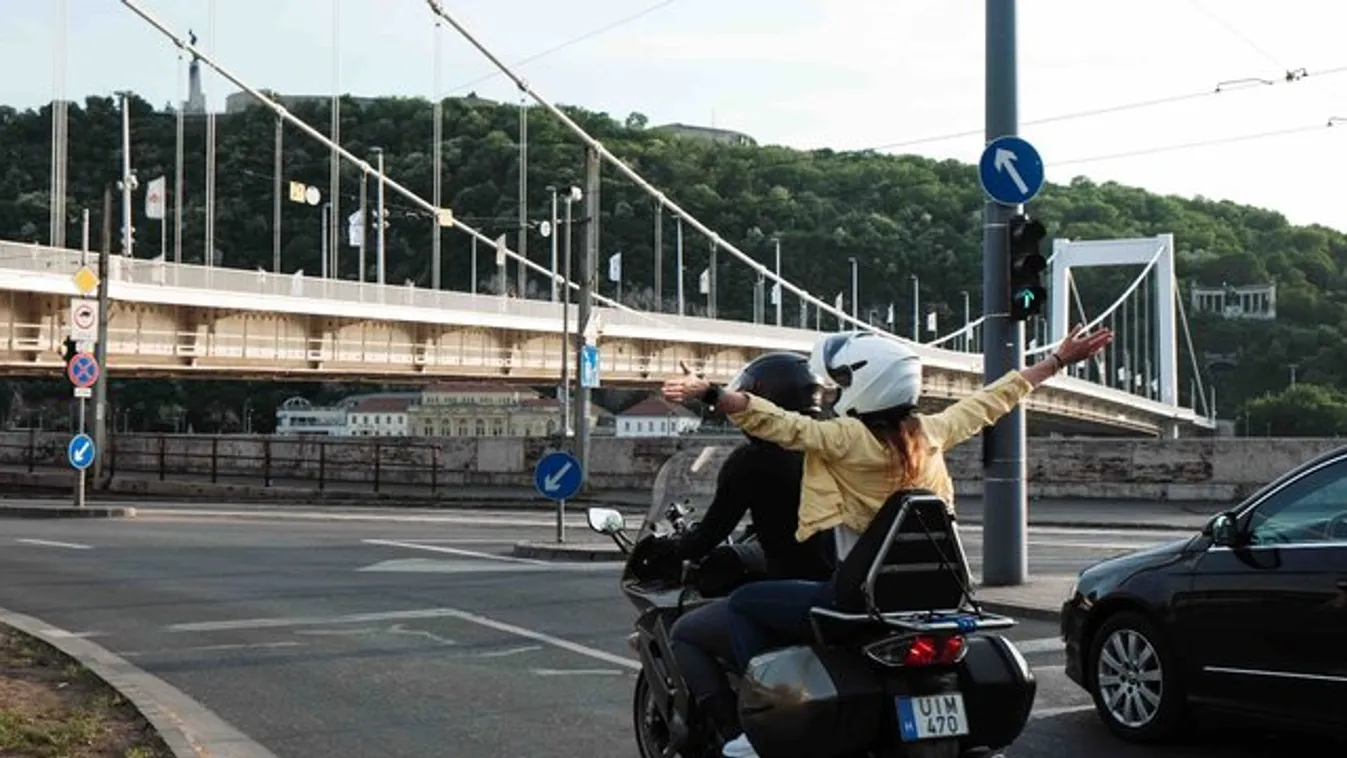Taxivá alakította Yamaháját István